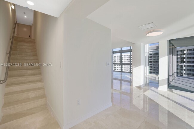Building Photo - 1500 Bay Dr E