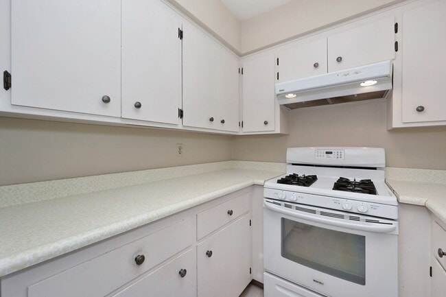 Building Photo - Prime location