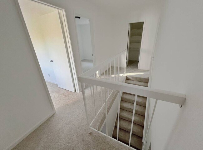 Building Photo - Virginia Hills-3 BR, 2.5 Bath Townhome wit...