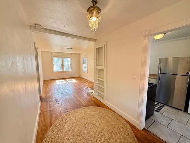 Building Photo - 730 S Littler Ave