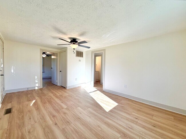 Building Photo - 211 Sanderson Dr