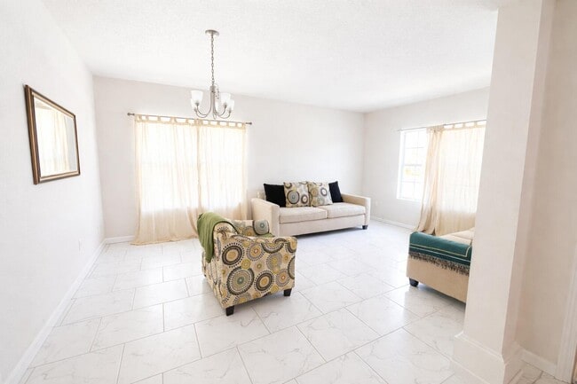 Building Photo - 1003 Mystery Cir