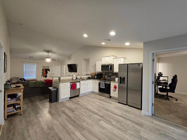 Building Photo - 437 Conifer St