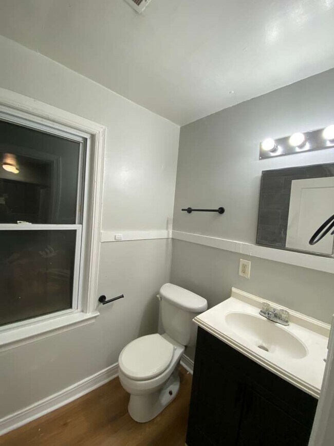 Building Photo - 1228 E 340th St