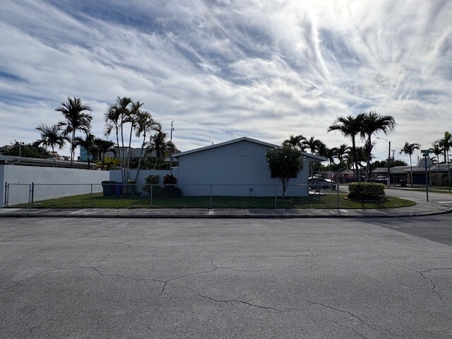 Building Photo - 3851 SW 119th Ave