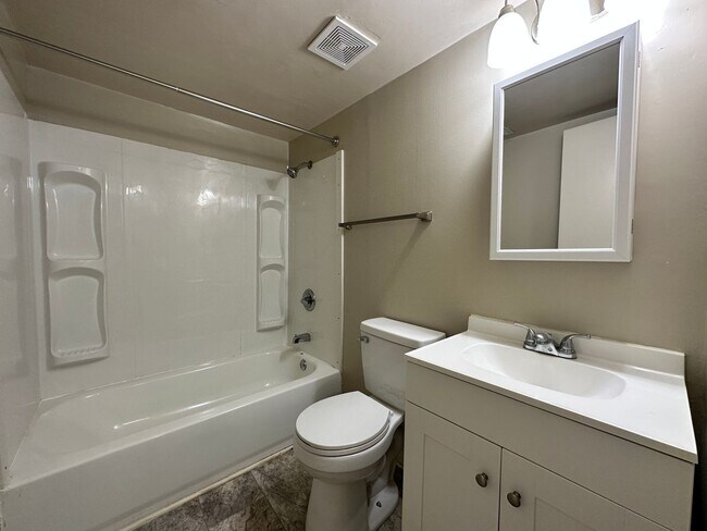 Building Photo - Townhome near Pawnee and Meridian