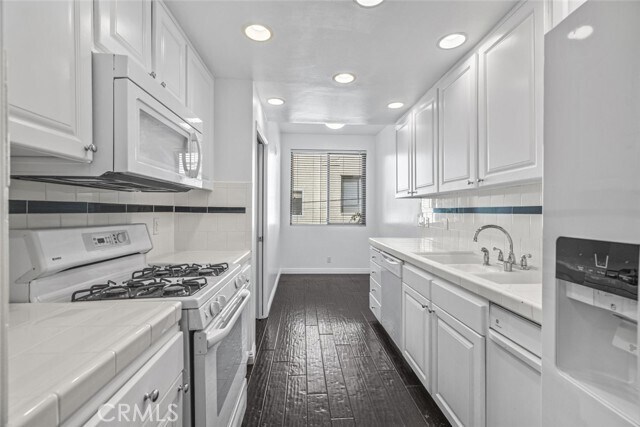 Building Photo - 8455 Fountain Ave