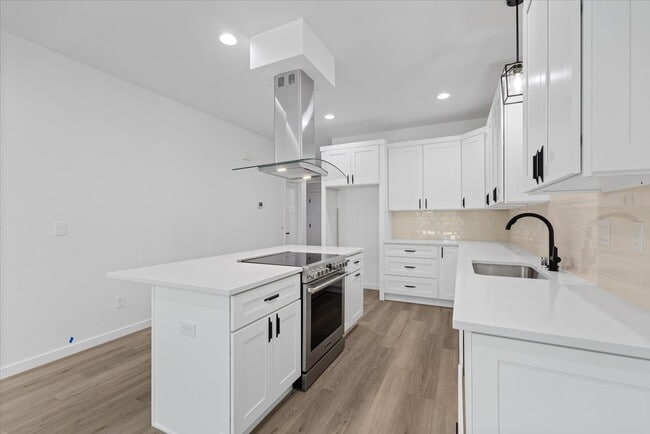 Building Photo - 2015 W 9th Ave