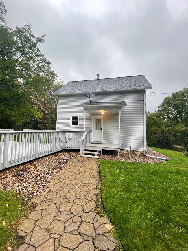 Building Photo - 3 Bed 1.5 Bath House in Wisconsin Dells, WI