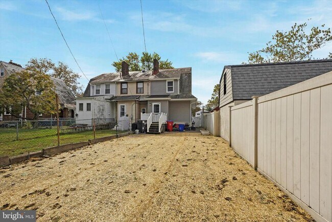 Building Photo - 271 Monroe St