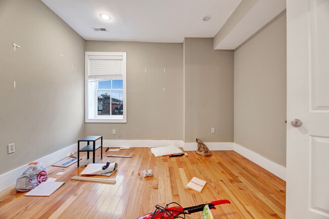 Building Photo - 1346 Kenyon St NW