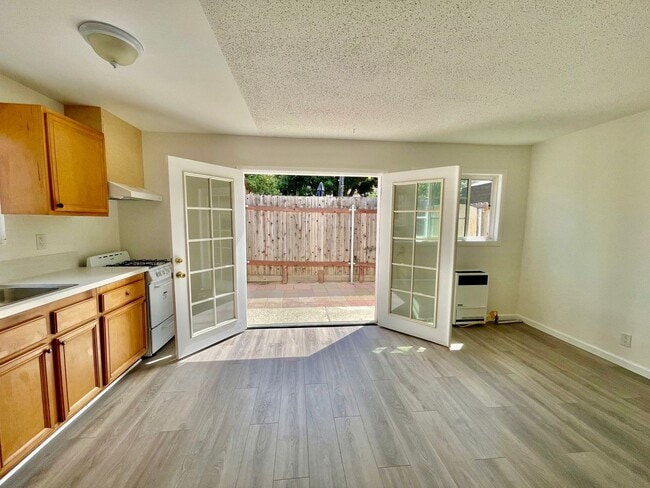 Building Photo - Freshly Renovated Studio with Yard & Mount...
