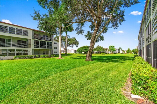 Building Photo - 555 Fanshaw N