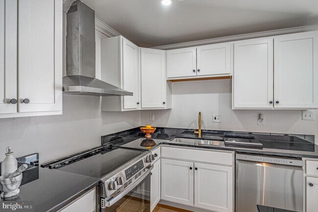 Building Photo - 1325 Barnaby Terrace SE