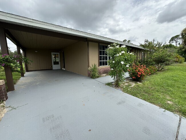 Building Photo - Charming Home in the Center of Town