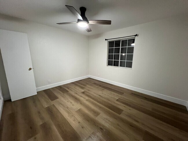 Building Photo - Dinuba Home! Coming Soon!