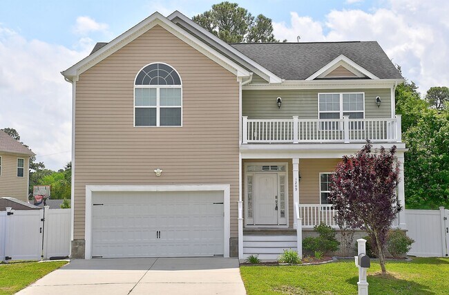 Building Photo - MOVE IN READY! GORGEOUS HOME IN CHESAPEAKE!
