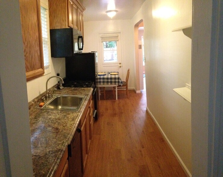 Building Photo - 541 Lily St
