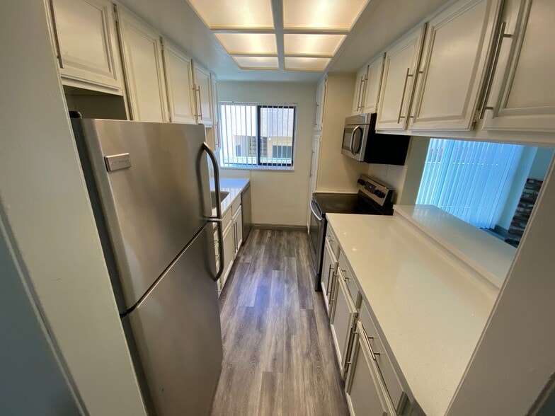 Building Photo - 1444 Centinela Ave