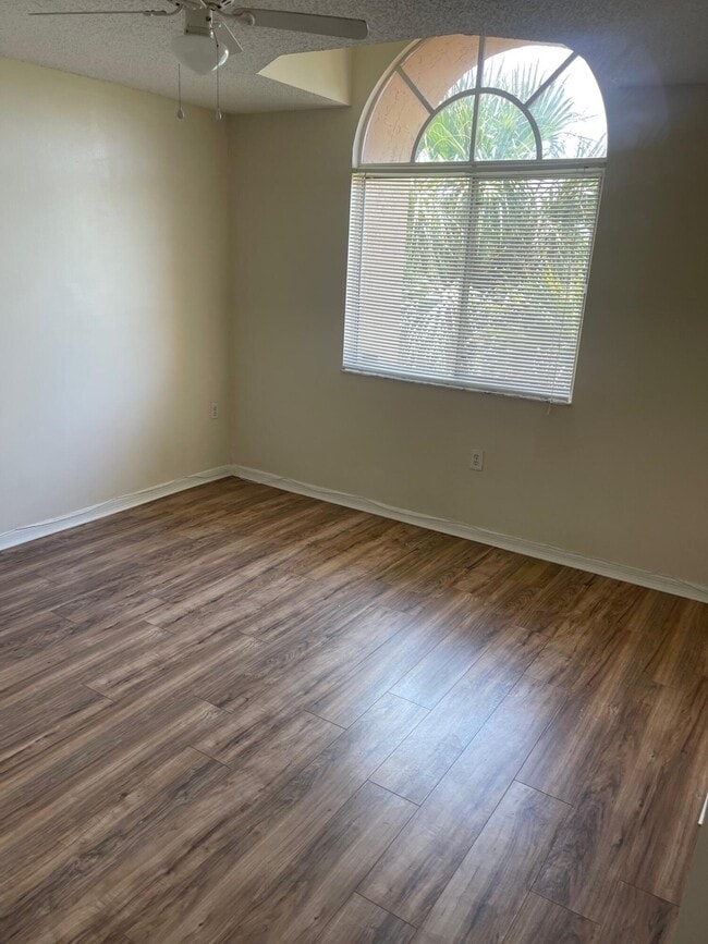 Building Photo - 6202 Glenmoor Dr