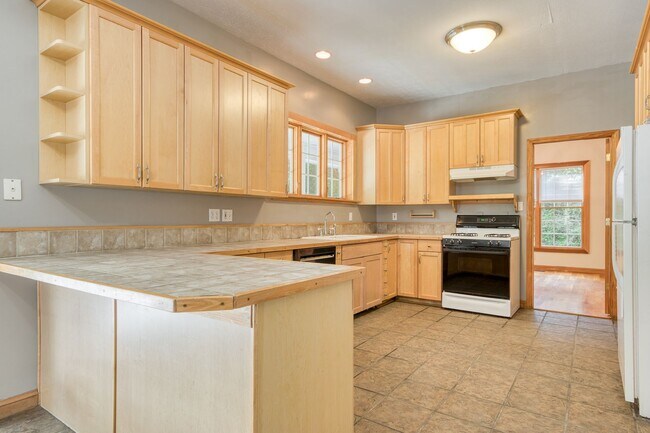 Building Photo - 5 to 8 Bedrooms. Pet Friendly.