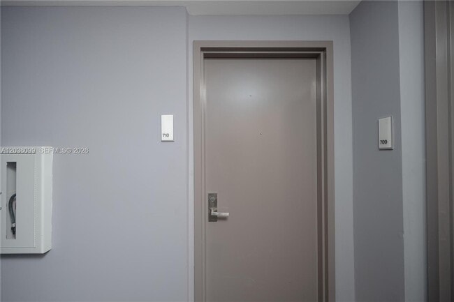 Building Photo - 1300 Brickell Bay Dr