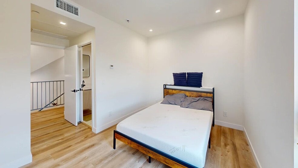 Building Photo - 2026 Federal Ave