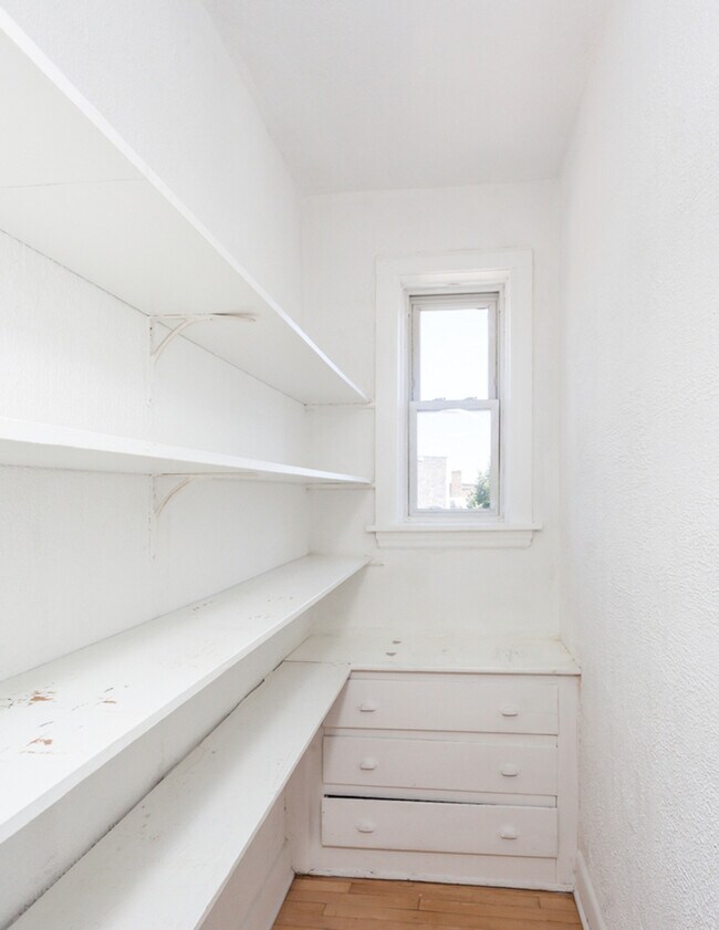Building Photo - 901 N Mozart St