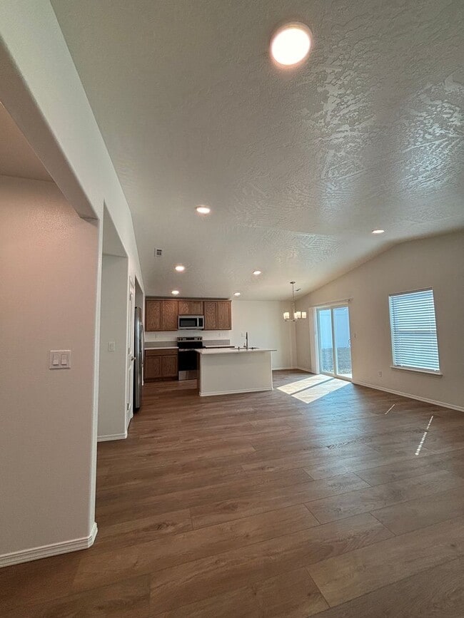 Building Photo - 3 bedroom/2.5 bathroom ready for move in