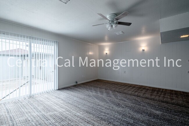 Building Photo - 4 Bedroom/2 Bath Home in Central Bakersfield - $1995 Per Month!
