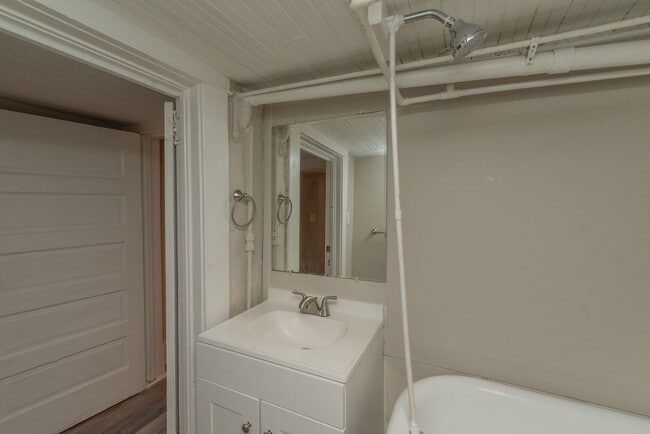 Building Photo - $699- Updated 2 bed/1 bath apartment near Medical Center, with brand-new appliances!