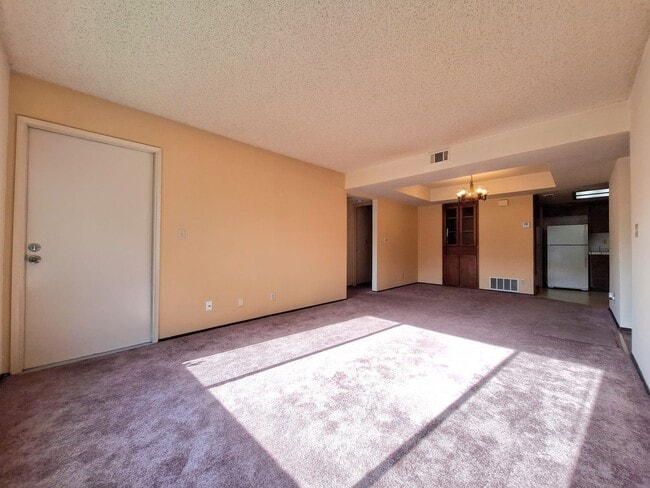 Building Photo - Spacious First Floor 2bd Condo With Laundr...