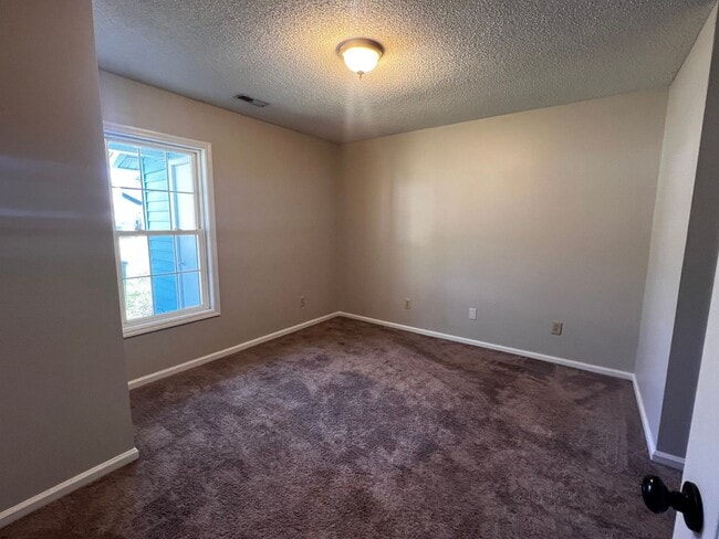 Building Photo - Charming 2 bedroom 2 bath home located in Jacksonville. This home is close to the area bases, sho...