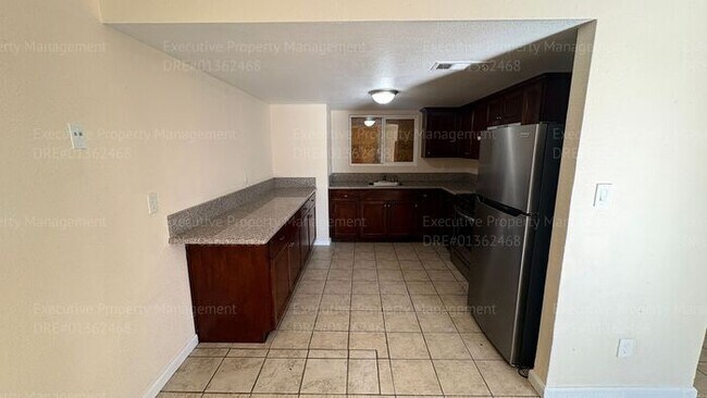 Building Photo - 3 bedroom/ 1.5 bathroom townhome