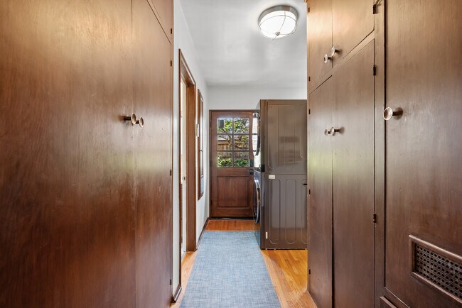 Building Photo - 467 Irving Dr
