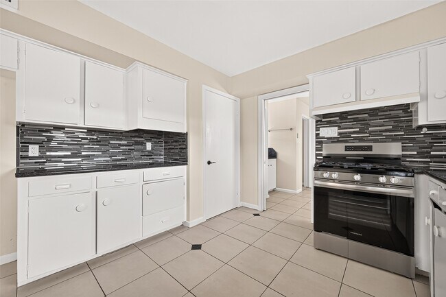 Building Photo - 4002 Mischire Dr