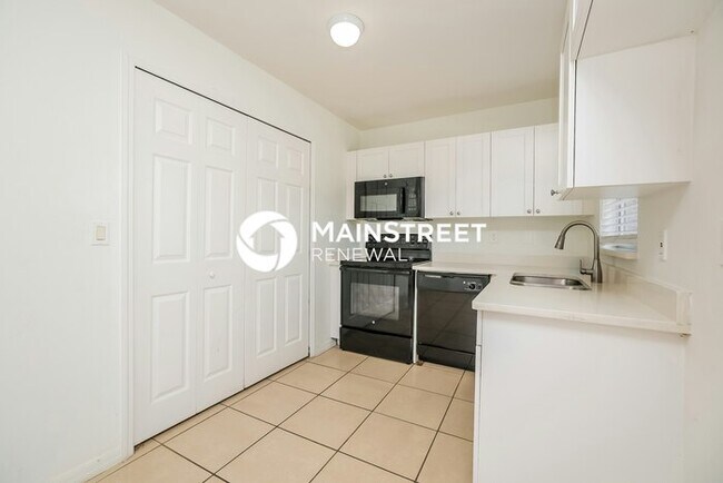 Building Photo - 3 Bedroom Pet-Friendly Home in Fort Myers, FL with Main Street Renewal