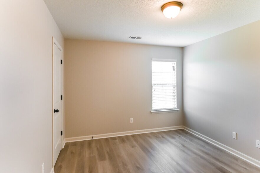Building Photo - 2565 Woodcutter Dr