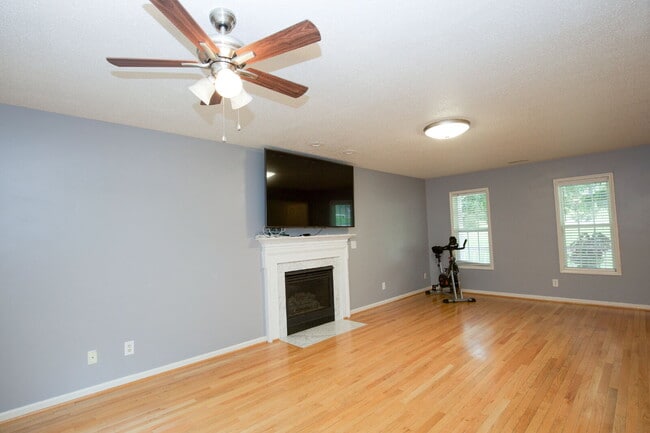 Building Photo - Charming 3 Bedroom, 2,5 Bath home with hug...