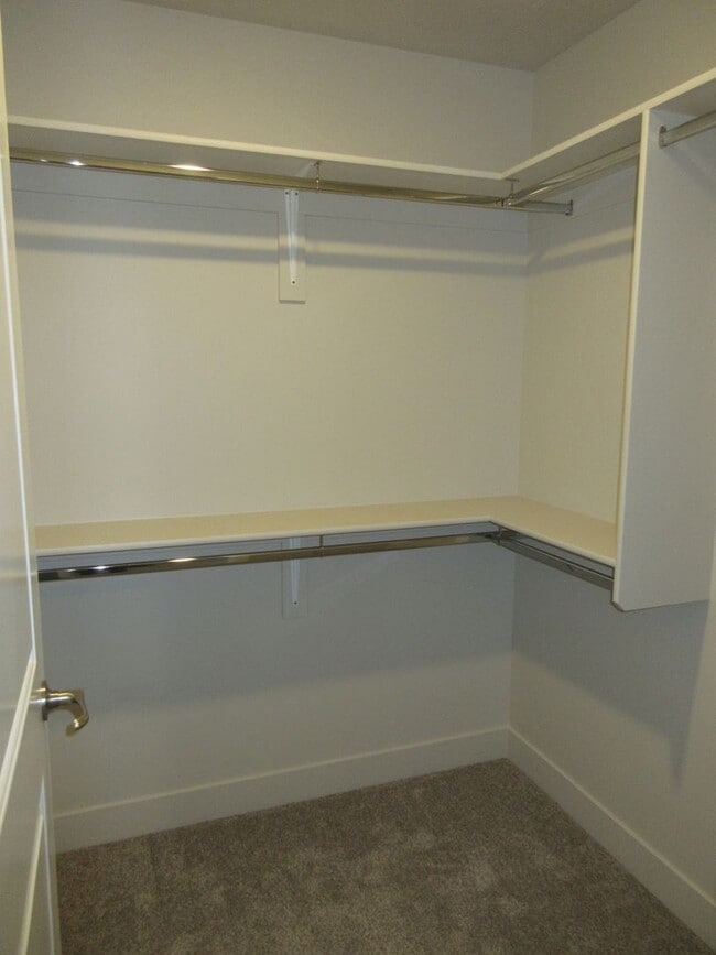 Building Photo - 3 bed 2.5 bath - Single Family Home in Crescent Hills