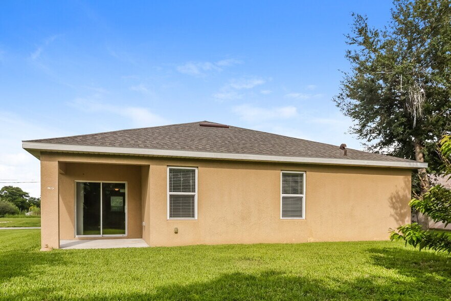 Building Photo - 417 SE 9th Pl