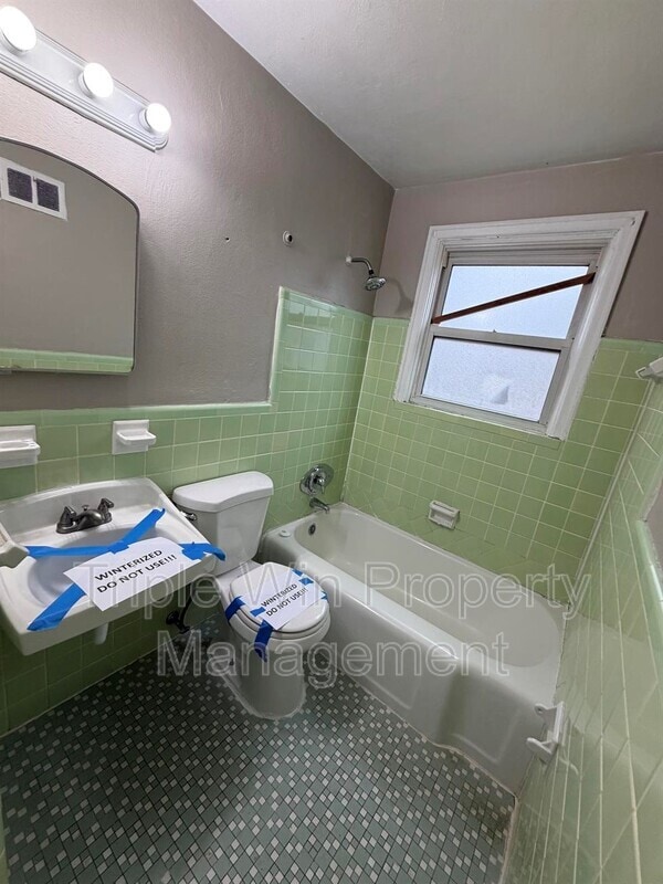 Building Photo - 8664 Belhaven Dr