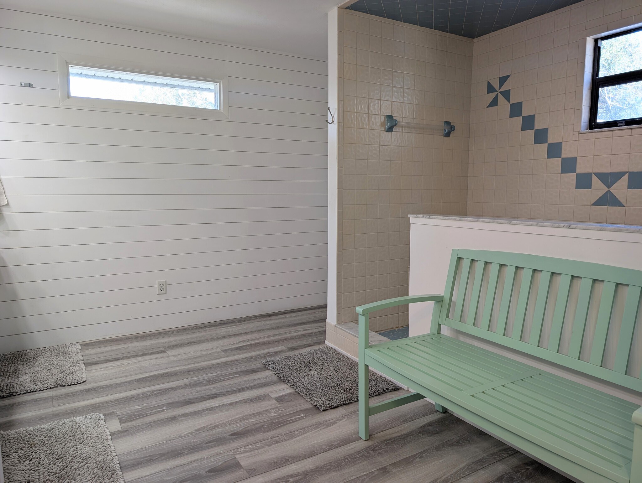 Upstairs bathroom - 4440 Saxon Dr