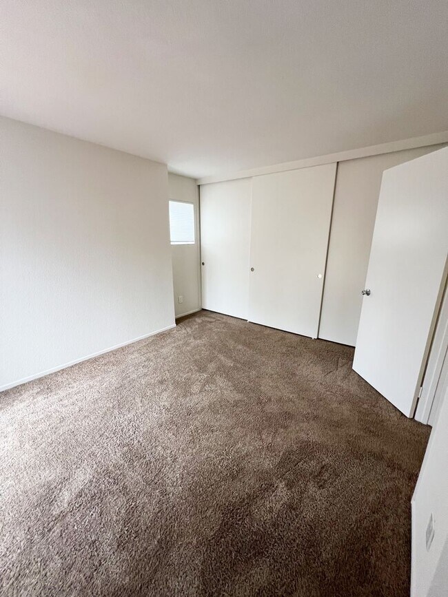 Building Photo - 2 Bed/2 Bath Third Level Condo at City Scene!
