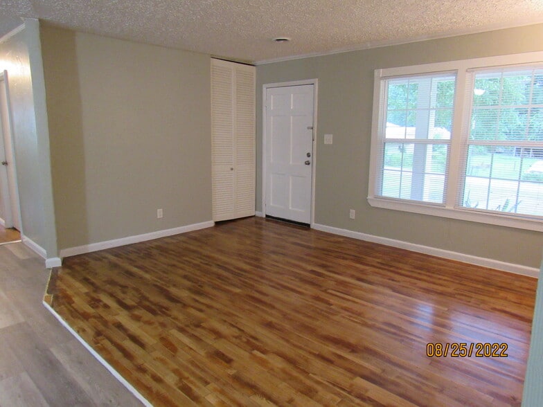Building Photo - 2215 Macy Ave