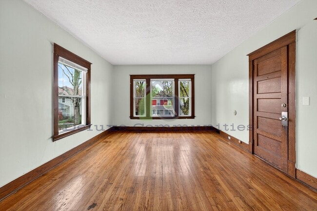 Building Photo - Beautiful Two Bedroom Lower Unit! Available NOW!!