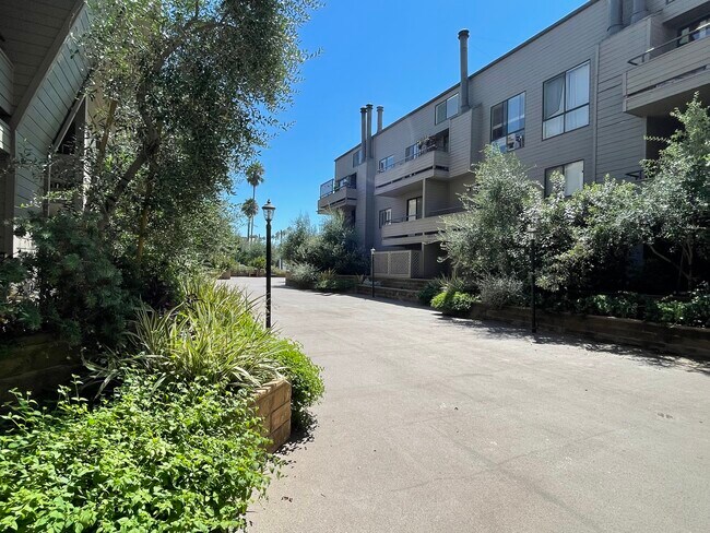 Courtyard - 13331 Moorpark St