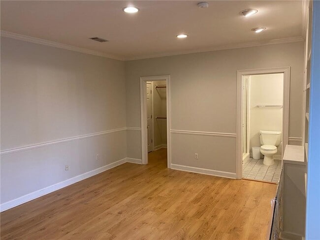 Building Photo - 7155 Roswell Rd