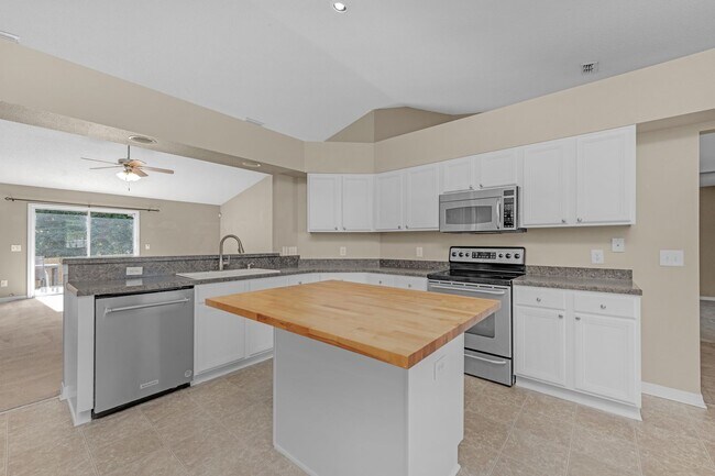 Building Photo - Pet Friendly Home Available Now!