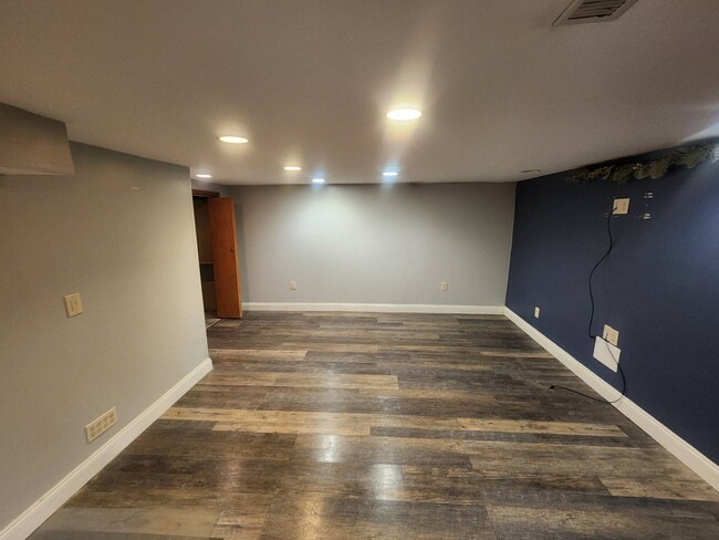 Building Photo - Charming 2-Bedroom Property in Prime Location